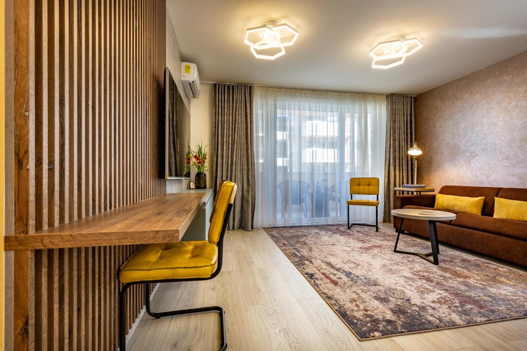 5th Floor Executive With Balcony And Free Parking *